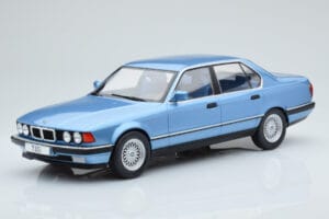 BMW Seria 7 E32 730i Niebieski MCG 1:18
