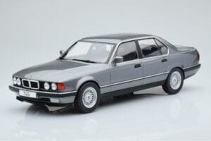 BMW Seria 7 E32 740i Srebrny MCG 1:18